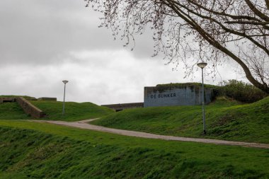 Hollanda kalesindeki Napolyon döneminden kalma istihkamlar ve sığınaklar. Den Helder 'deki Dirkler, yağmurlu bir bahar gününde.