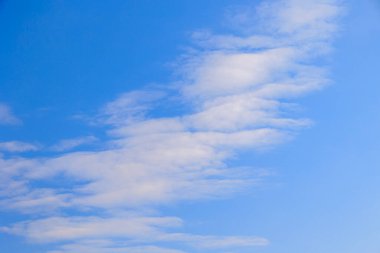 Mavi gökyüzünde Stratocumulus bulutları