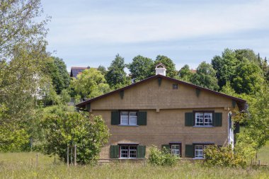 1740 'dan kalma tahta kiremitli tarihi bir düz çatılı çiftlik evi.