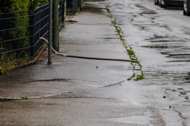 1 Haziran 2024 'te Almanya, Augsburg' daki sel baskınından sonra itfaiye bir mahzenden su pompaladı.