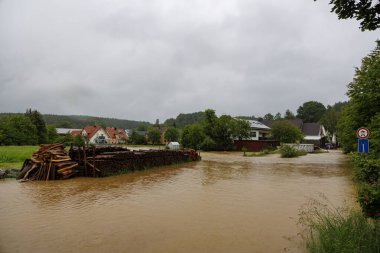 Almanya 'daki Schwarzach nehri, Bobingen Waldberg, 1 Haziran 2024' te sular altında kalan köprü ve binalar