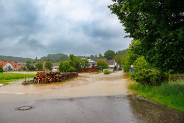 Almanya 'daki Schwarzach nehri, Bobingen Waldberg, 1 Haziran 2024' te sular altında kalan köprü ve binalar