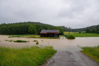 Almanya 'daki Schwarzach nehrinin taşması sonucu kapana kısılmış güneş sistemli ev, Bobingen Waldberg, 1 Haziran 2024