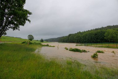 Almanya 'daki Schwarzach nehrinin yüksek suları, Bobingen Waldberg, 1 Haziran 2024