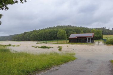 Almanya 'daki Schwarzach nehrinin taşması sonucu kapana kısılmış güneş sistemli ev, Bobingen Waldberg, 1 Haziran 2024