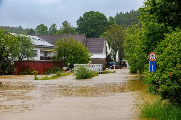 Almanya 'daki Schwarzach nehri, Bobingen Waldberg, 1 Haziran 2024' te sular altında kalan köprü ve binalar