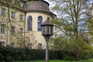 Baden Wurtemberg 'deki Ravensburg surlarında boyalı kulede güvercin evi.