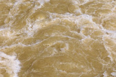 2024 yılında Mandicho Gölü 'nde meydana gelen sel felaketinden sonra Lech' te çamurlu kahverengi suyu çalkaladı.