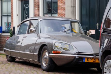 Hollanda, Edam 'da yol kenarına park etmiş gri bir Citroen DS, 27.3.2024