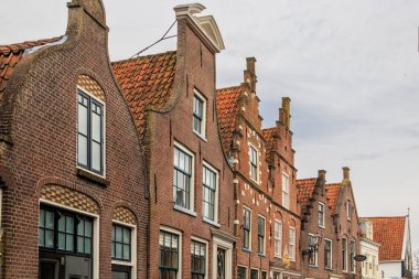 Hollanda 'nın Edam kasabasında 27 Mart 2024' te bir tuğla evin sonu.