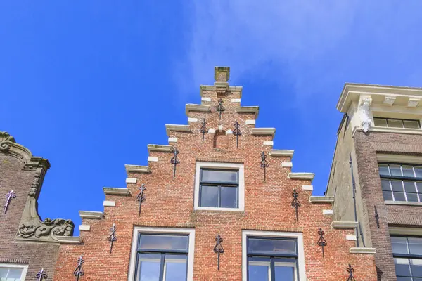 stock image Gable end of a clinker brick house with the date 1726 in the town of Edam in the Netherlands, 27 March 2024