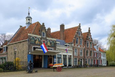 Hollanda 'nın Edam kentindeki peynir pulları ve peynir pazarı meydanı, 27 Mart 2024