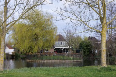 Hollanda 'nın Langedijk adalarındaki yerleşim binaları, 27.3.2024