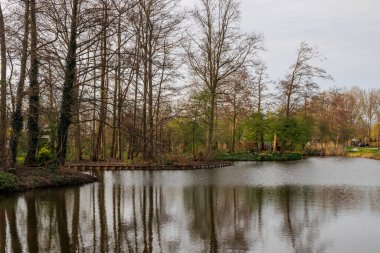 Hollanda 'nın Langedijk adalarındaki yerleşim binaları, 27.3.2024