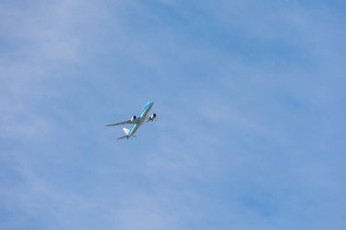 mavi gökyüzünde yolcu uçak