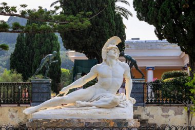 Korfu adasında ölen Aşil Heykeli hafif bulutlu bir gökyüzü altında, Yunanistan, Korfu, 24.10.2023