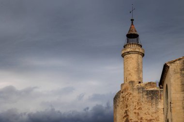 Camarque 'ın tarihi şehir duvarı ve eski Aigues-Mortes kasabası