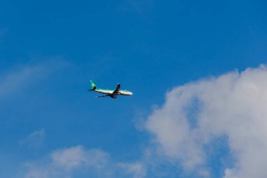 Aer Lingus Havayolları mavi gökyüzünde yolcu uçağı Amsterdam, Hollanda, Limmen havaalanına yaklaşıyor, 28 Mart 2024
