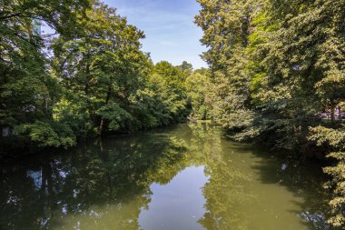 Augsburg 'un su şehrindeki hendeğin yeşil sularının manzarası.