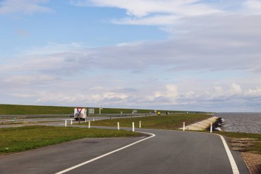 Blue Fiat 500, IJsselmeer ile Wadden Denizi arasındaki Afsluitdijk 'teki bir dinlenme alanında Hollanda, Breezanddijk, 29 / 03 / 2024