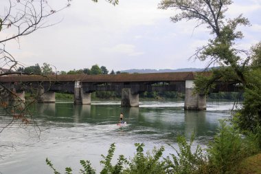 Bad Sackingen 'deki Ren nehri üzerindeki Almanya ile İsviçre arasındaki tarihi ahşap köprü.