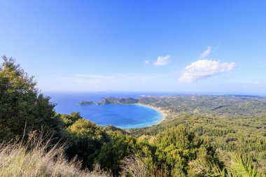 Korfu adasındaki Agios Georgios kumsalında fırtınalı bir günde yüksek dalgalar