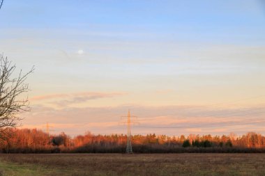 Augsburg 'un Fugger şehrinin en küçük ilçesi olan Siebenbrunn' un evlerinin üstündeki kızıl gökyüzünde hafifçe örtülü dolunay.