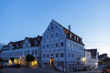 Friedberger Berg 'deki eski kasaba evi, akşam üstü mavi saatte, Almanya, Friedberg, 7.9.2024