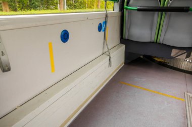 Augsburg 'daki tramvayda emniyet kemeri takılı tekerlekli sandalyeler için boş park yeri 9 / 9 / 2024