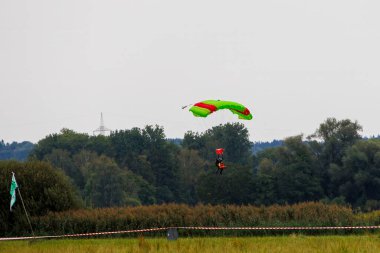 Sonbahar alanına karşı paragliderler