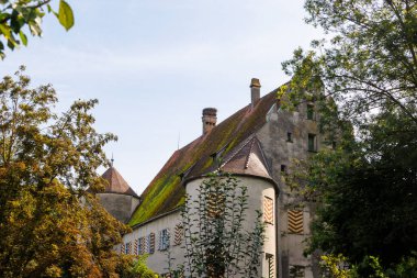 400 yıllık Bachingen Şatosu dikdörtgen bir zemin planı ve Brenz Nehri kıyısında 1531 yılından kalma dört adet yuvarlak kuleleri var.