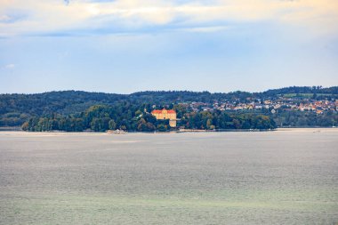Meersburg 'daki Yeni Kale' nin kale bahçesinden Constance Gölü 'nden Mainau Adası' na