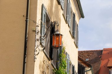 Almanya 'daki Constance Gölü' ndeki Meersburg kasabasının duvarında eski dekore edilmiş bir duvar lambası.