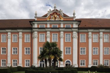 Almanya 'nın Constance Gölü üzerindeki Meersburg kasabasındaki Yeni Kale' nin Lakeside ve kale bahçesi.