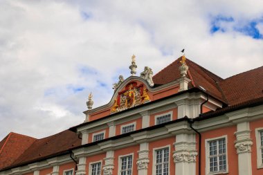 Almanya 'nın Constance Gölü üzerindeki Meersburg kasabasındaki Yeni Kale' nin Lakeside ve kale bahçesi.