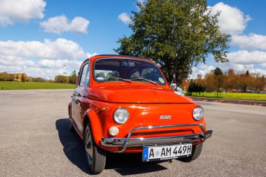 Kırmızı Fiat 500 klasik araba Raisting am Ammersee 'de mavi gökyüzü altında Fuggerstadt Classics, Almanya, Raisting 29.9.2024