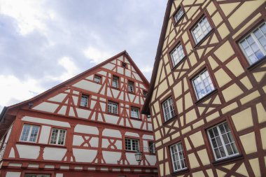 Almanya 'daki Meersburg Gölü' nün merkezindeki tarihi yarı keresteli evler.