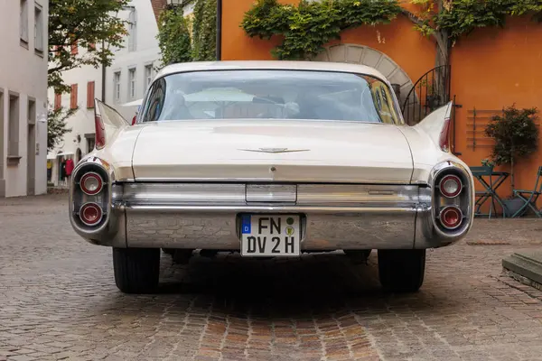 Kuyruk yüzgeci Cadillac Deville 1960 yılında Bej rengi, eski Meersburg, Almanya, 27.9.2024