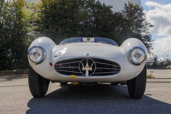 Fildişi renkli Maserati A6 klasik GCS araba Raisting am Ammersee 'de mavi gökyüzü altında klasik araba rallisi Fuggerstadt Classics, Almanya, Raisting 29.9.2024