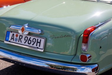 1960 'dan kalma yeşil Borgward Isabella Coupe Raisting am Ammersee' de Fuggerstadt Classics, Almanya 'da düzenlenen klasik araba rallisinde mavi gökyüzünün altında 29.9.2024 Raisting