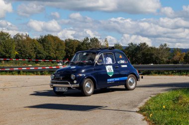 Siyah Fiat 500 klasik araba Raisting am Ammersee 'de mavi gökyüzü altında Fuggerstadt Classics, Almanya, Raisting 29.2024