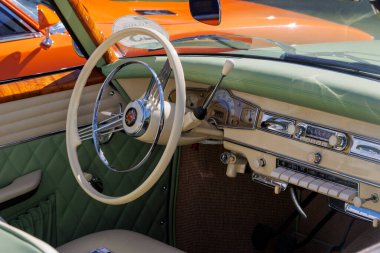 1960 'dan kalma yeşil Borgward Isabella Coupe Raisting am Ammersee' de Fuggerstadt Classics, Almanya 'da düzenlenen klasik araba rallisinde mavi gökyüzünün altında 29.9.2024 Raisting