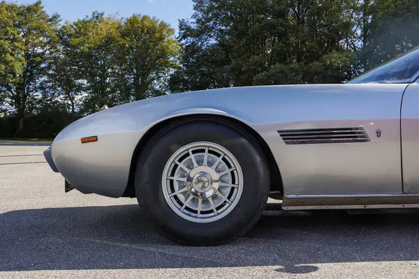 gümüş renkli Maserati Ghibli 1973 'ten 4.9 SS Coupe Radom in the Raisting am Ammersee önünde mavi gökyüzü altında, Almanya' da Raisting 29.9.2024