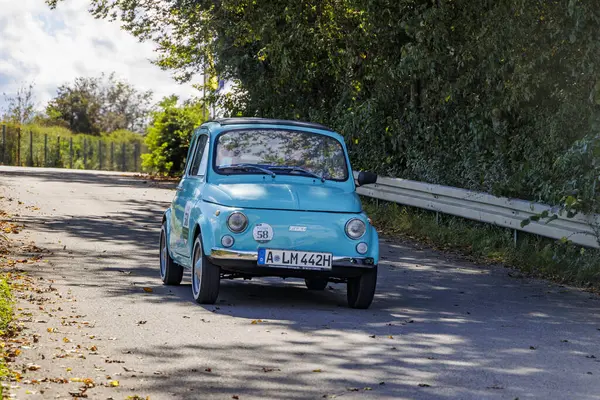 Kırmızı Fiat 500 klasik araba Raisting am Ammersee 'de mavi gökyüzü altında Fuggerstadt Classics, Almanya, Raisting 29.9.2024