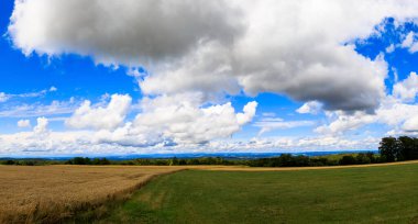 Mavi gökyüzü Comulus bulutlarıyla nehir vadisi üzerinden Yukarı Franconia, Bavyera 'da