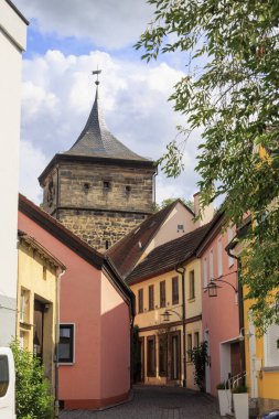 Lichtenfels ilçesinin tarihi bir kasabası mavi gökyüzü ve kümülüs bulutlarıyla dolu bir günde, Almanya, Lichtenfels, 29.Temmuz 2023