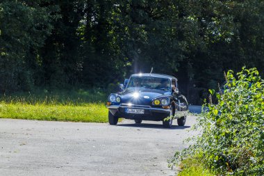 Citroen DS 21 1970 'ten Raisting am Ammersee' deki Radom 'un önündeki otoparkta Old timer Rallisi Fuggerstadt Classics, Almanya' da, Raisting 29.9.2024