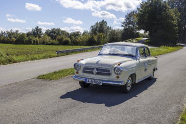 1960 'dan kalma yeşil Borgward Isabella Coupe Raisting am Ammersee' de Fuggerstadt Classics, Almanya 'da düzenlenen klasik araba rallisinde mavi gökyüzünün altında 29.9.2024 Raisting