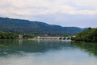 Bad Sckingen yakınlarındaki Alman nehri Ren 'deki nehrin akış tesisi. 