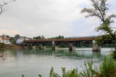 Bad Sckingen 'deki Ren nehri üzerindeki Almanya ile İsviçre arasındaki tarihi ahşap köprü. 